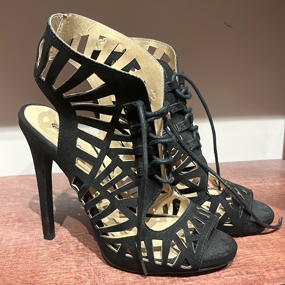 Black cut out lace heels size 7 Women